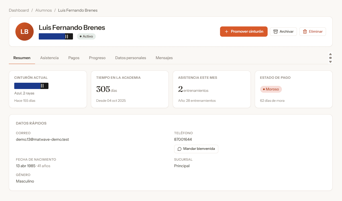 Ficha de un alumno en MatTracker con su cinturón actual, tiempo en la academia, asistencia del mes y estado de pago